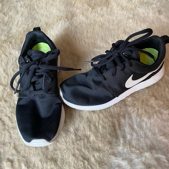 roshe tennis shoes